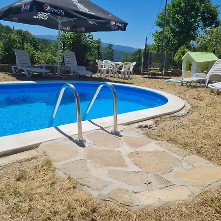 ゲストハウス под орехите *