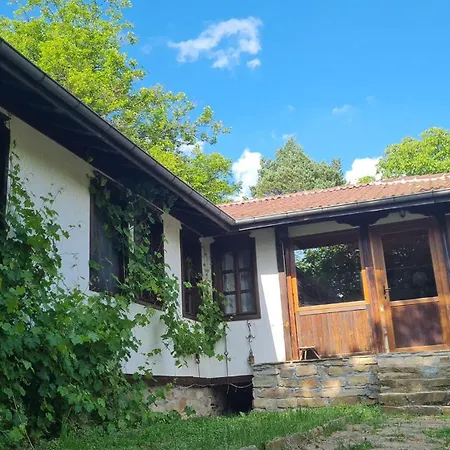 ゲストハウス под орехите トリャブナ