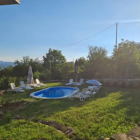 под орехите