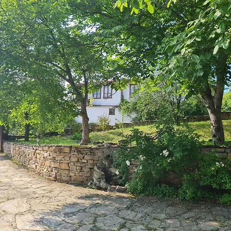 ゲストハウス под орехите *