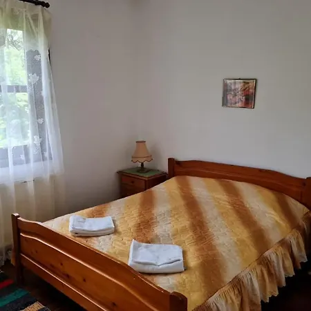 под орехите