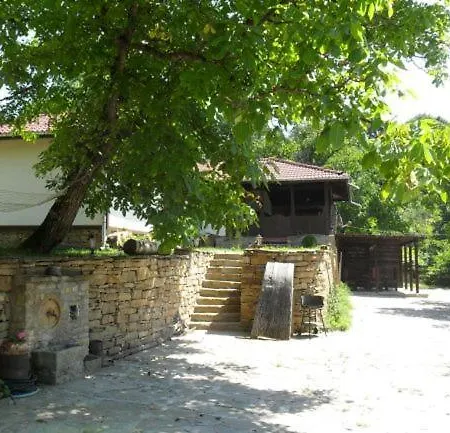 ゲストハウス под орехите トリャブナ