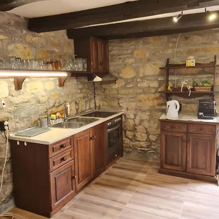 под орехите