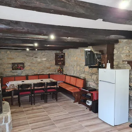 Къща за гости под орехите