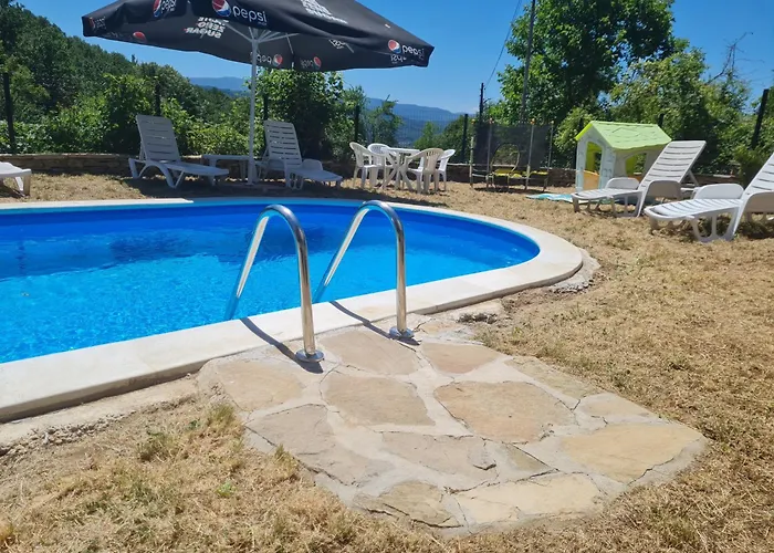 Къща за гости под орехите *