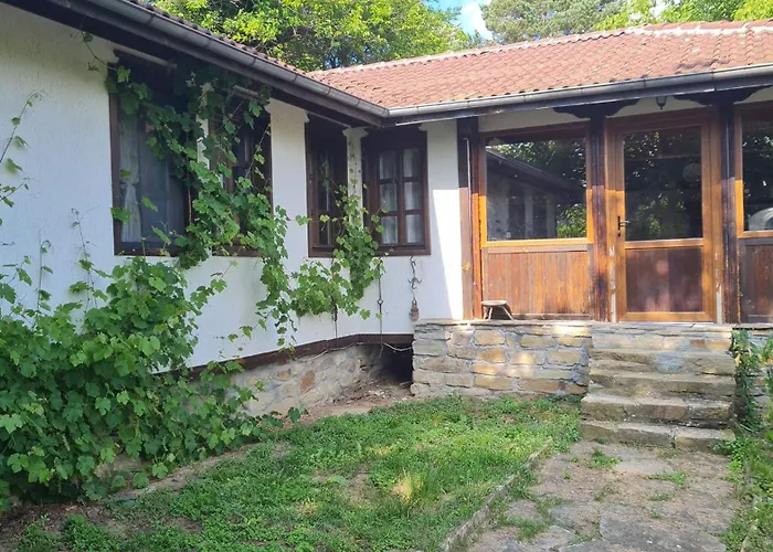 Къща за гости под орехите