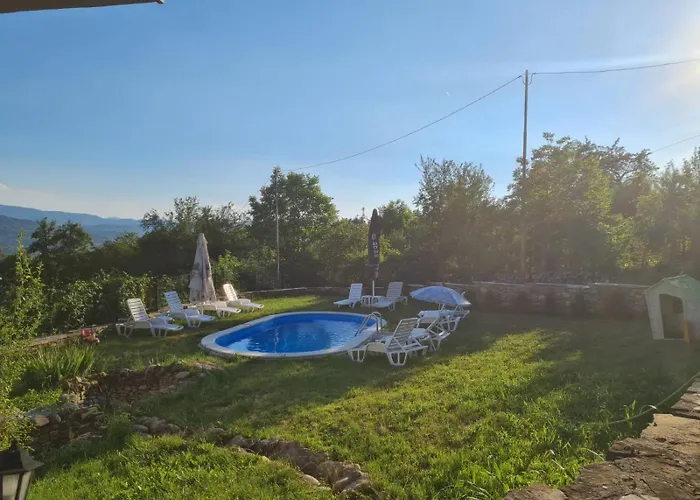 под орехите