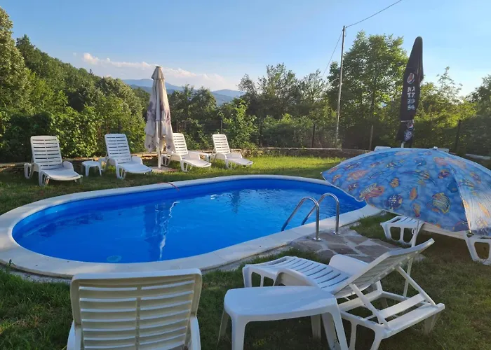 Къща за гости под орехите