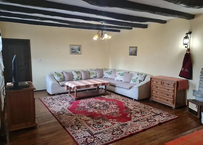 под орехите