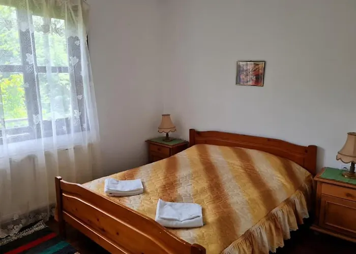 под орехите