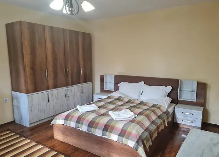 Къща за гости под орехите *