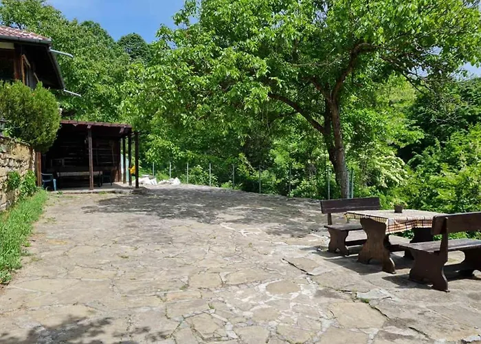 под орехите Къща за гости *