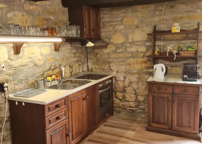 под орехите