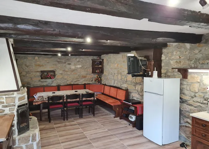 Къща за гости под орехите