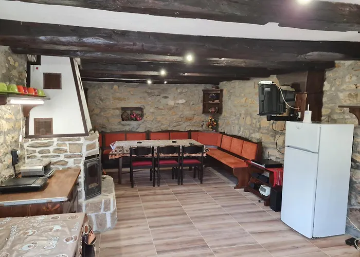 под орехите *